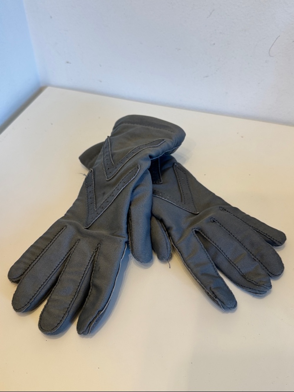 Aris Gray Gloves with Stitch Detail